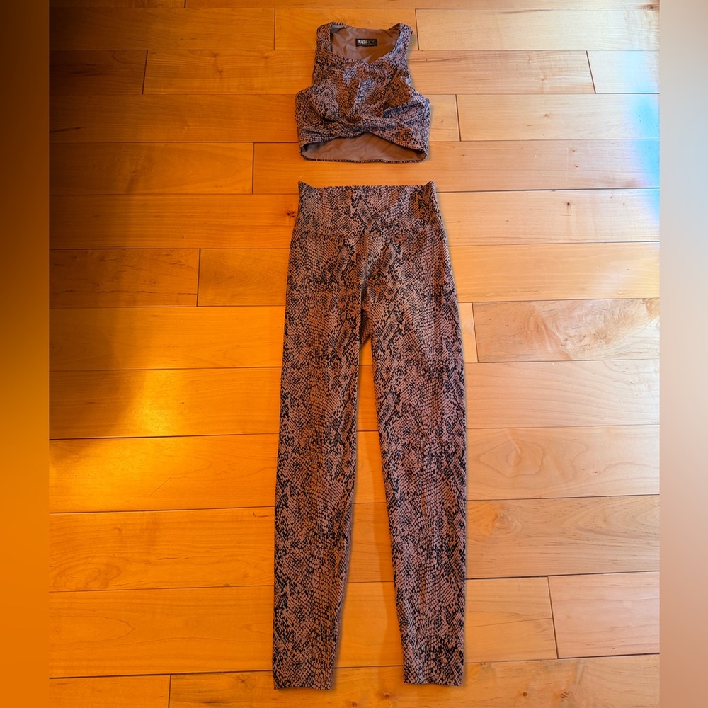 Beach Riot Snakeskin Print Matching Set (Leggings and Twist Front Bra) - Sz M